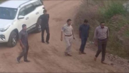Frame mostra momento em que suspeitos, acompanhados da polícia, chegam nesta sexta-feira (6) para reconstituição de estupro e morte de veterinária em Hyderabad, na Índia — Foto: ANI/via Reuters TV.