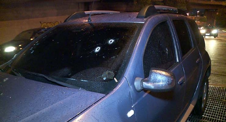 Carro atingido em tiroteio após arrastão no Ipiranga — Foto: Reprodução TV Globo.