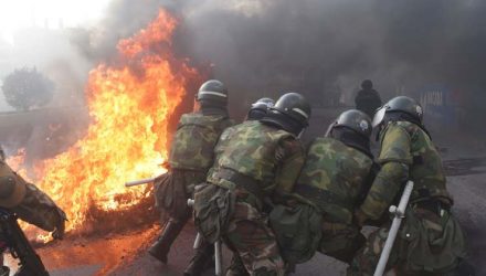 Polícia tenta destruir barricada em Sakaba, perto de Cochabamba, na Bolívia, em 15 de novembro — Foto: Danilo Balderrama/Reuters.