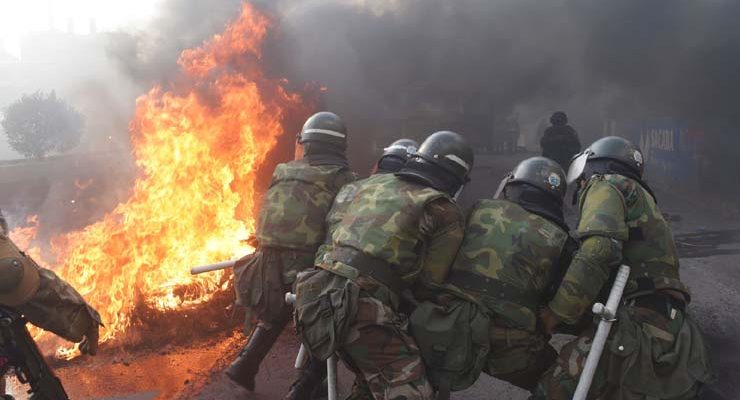 Polícia tenta destruir barricada em Sakaba, perto de Cochabamba, na Bolívia, em 15 de novembro — Foto: Danilo Balderrama/Reuters.