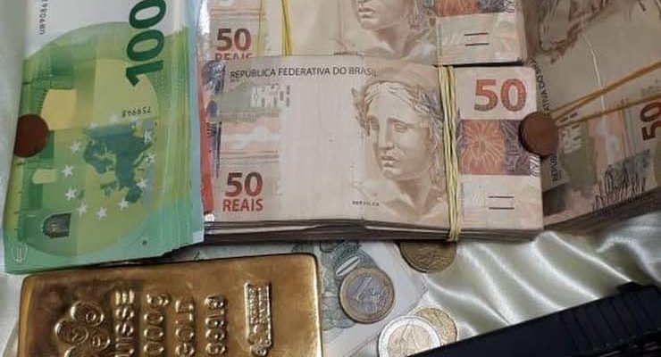 Polícia apreende ouro, dinheiro e arma em operação — Foto: Divulgação/PF.