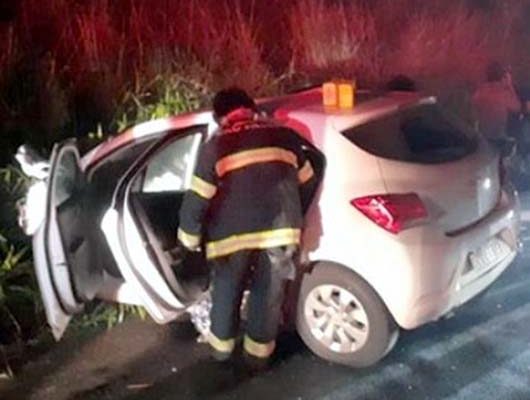 Um dos veículos era ocupado por quatro pessoas, que sofreram ferimentos de natureza leve — Foto: Polícia Rodoviária