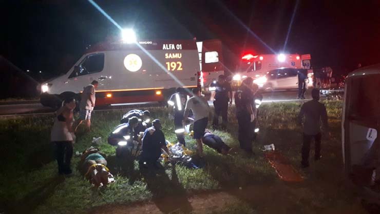 Passageiros são socorridos após micro-ônibus que voltava da praia tombar no canteiro de rodovia em Mogi Mirim (SP) — Foto: Polícia Militar Rodoviária/Divulgação.