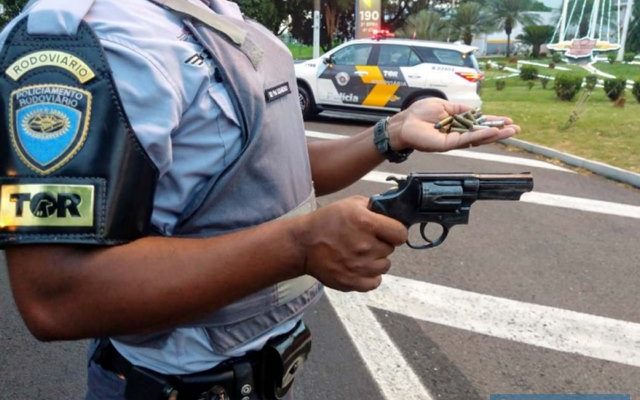 Foram apreendidos um revólver Taurus, calibre ,38mm, 12 munições do mesmo calibre, além de uma porção de maconha. Foto: DIVULGAÇÃO/TOR