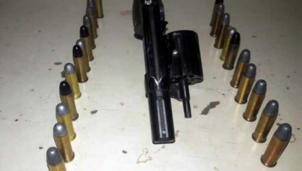 Foram apreendidos um revólver da marca Rossi, calibre .38, além de 22 munições do mesmo calibre. Foto: DIVULGAÇÃO/PM