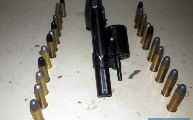 Foram apreendidos um revólver da marca Rossi, calibre .38, além de 22 munições do mesmo calibre. Foto: DIVULGAÇÃO/PM