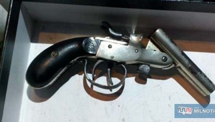 Foram apreendidos uma garrucha marca Rossi, calibre 22, além de 12 cartuchos intactos marca CBC. Foto: DIVULGAÇÃO/PM