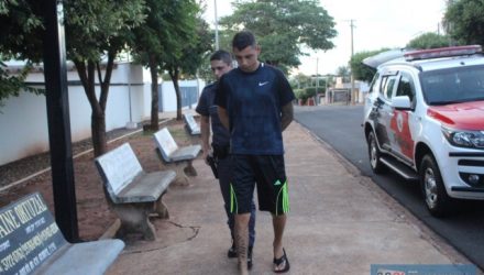 Operador de produção do frigorífico local, K. J. M. F., de 23 anos, foi indiciado por posse ilegal de arma de fogo e porte de entorpecentes. Foto: MANOEL MESSIAS/Agência