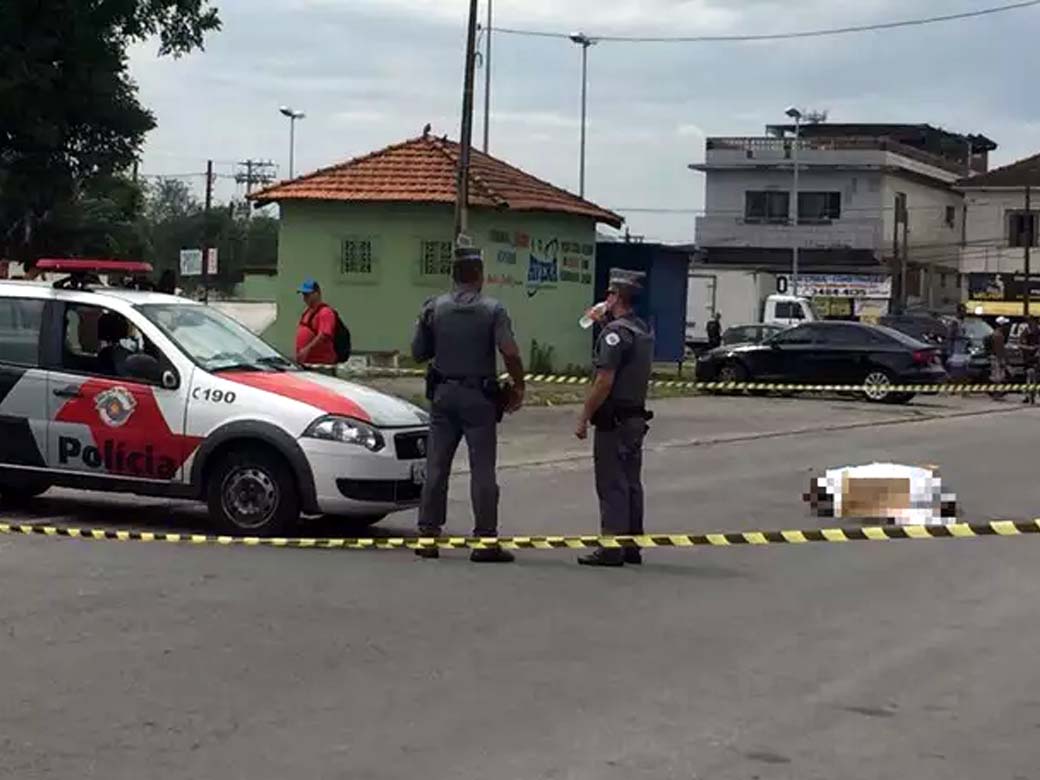 Perícia chegou ao local por volta das 8h30 da manhã, sem previsão de retirar corpos (Foto: Addriana Cutino/TV Tribuna)