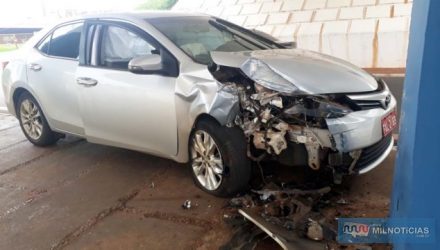 Corolla na cor prata, usado como taxi, sofreu prejuízos de grande monta, com acionamento ainda de 4 air bag. Fotos: MANOEL MESSIAS/Agência