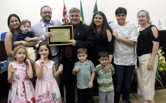 Sebastião Sérgio em momento família ao lado do vereador propositor. Foto: DIVULGAÇÃO