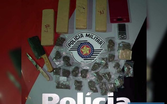 Foram apreendidos 5 tabletes de maconha que pesaram aproximadamente 3,538kg, 21 porções da mesma droga, além de 02 balanças de precisão e 02 facas com resquícios de maconha. Foto: DIVULGAÇÃO/PM