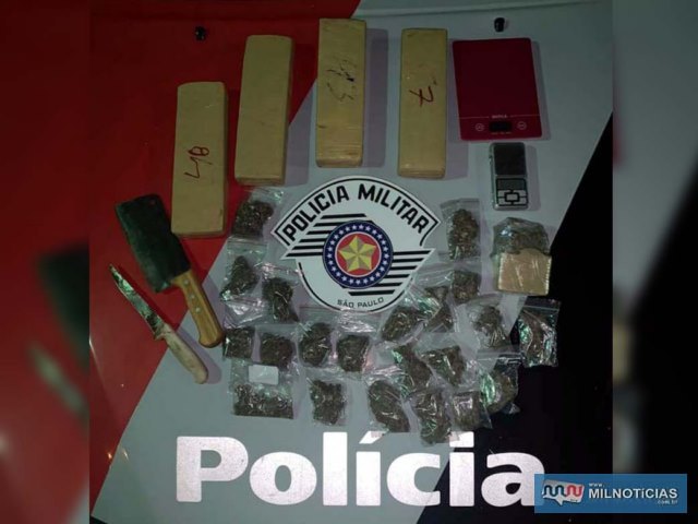 Foram apreendidos 5 tabletes de maconha que pesaram aproximadamente 3,538kg, 21 porções da mesma droga, além de 02 balanças de precisão e 02 facas com resquícios de maconha. Foto: DIVULGAÇÃO/PM