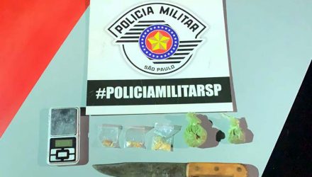 Foram apreendidos 17 gramas de maconha, três invólucros de crack pesando 3 gramas e 01 balança de precisão. Foto: DIVULGAÇÃO/PM