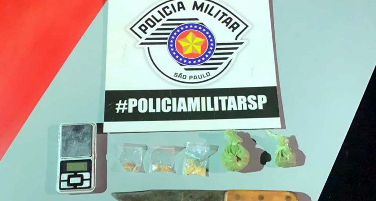 Foram apreendidos 17 gramas de maconha, três invólucros de crack pesando 3 gramas e 01 balança de precisão. Foto: DIVULGAÇÃO/PM