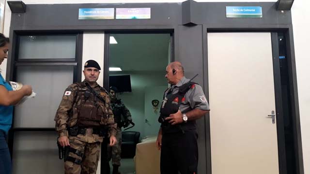 Materiais sendo apreendidos em gabinetes de vereadores na Câmara de Uberlândia — Foto: João Ricardo/G1