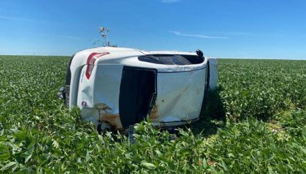 Jovem morre após carro capotar várias vezes e parar em lavoura de soja, em Campo Grande. — Foto: Corpo de Bombeiros/Divulgação.