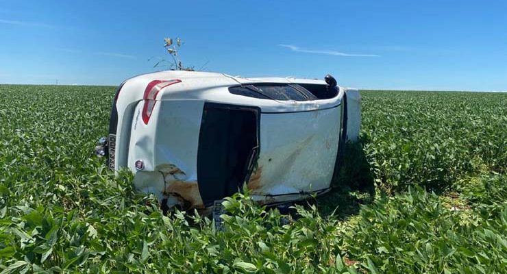 Jovem morre após carro capotar várias vezes e parar em lavoura de soja, em Campo Grande. — Foto: Corpo de Bombeiros/Divulgação.