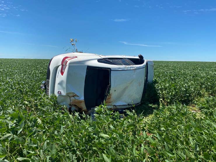 Jovem morre após carro capotar várias vezes e parar em lavoura de soja, em Campo Grande. — Foto: Corpo de Bombeiros/Divulgação.