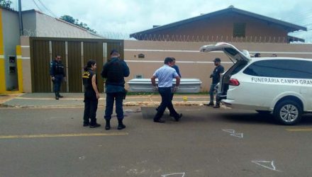 Funerária retira corpo da vítima em MS — Foto: Osvaldo Nóbrega/TV Morena.