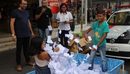 Sorteio da Promoção de Natal 2019 aconteceu dia 8, no cruzamento das ruas Paes Leme com Alexandre Salomão, centro. Fotos: MANOEL MESSIAS/Agência