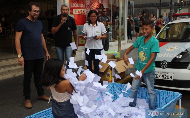 Sorteio da Promoção de Natal 2019 aconteceu dia 8, no cruzamento das ruas Paes Leme com Alexandre Salomão, centro. Fotos: MANOEL MESSIAS/Agência