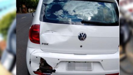 VW Fox na cor branco Fox sofreu quebra do parachoque e tampa do porta malas traseiros, lado esquerdo. Foto: DIVULGAÇÃO