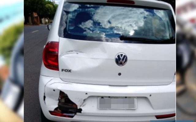 VW Fox na cor branco Fox sofreu quebra do parachoque e tampa do porta malas traseiros, lado esquerdo. Foto: DIVULGAÇÃO