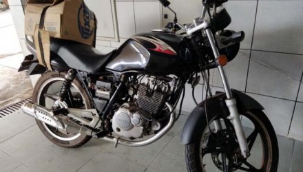 Motocicleta sofreu quebra de um retrovisor, manete, pisca, amassamento leves no tanque e entortamento do pedal de câmbio, estribo e guidão, todos lado esquerdo. Foto: MANOEL MESSIAS/Agência