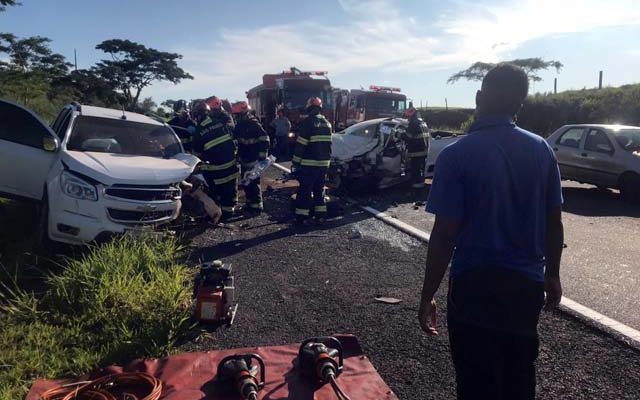 Acidente de trânsito envolveu dois veículos . Fotos de Internauta