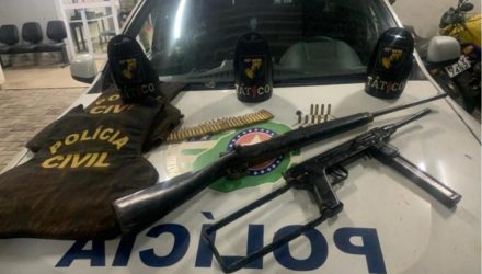 Armas e coletes encontrados enterrados nos fundos de uma casa em Goiânia — Foto: Divulgação/Polícia Militar.