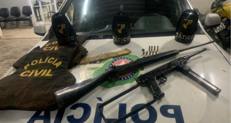 Armas e coletes encontrados enterrados nos fundos de uma casa em Goiânia — Foto: Divulgação/Polícia Militar.