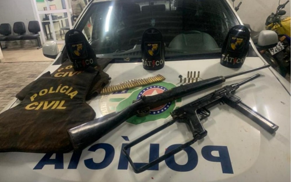 Armas e coletes encontrados enterrados nos fundos de uma casa em Goiânia — Foto: Divulgação/Polícia Militar.