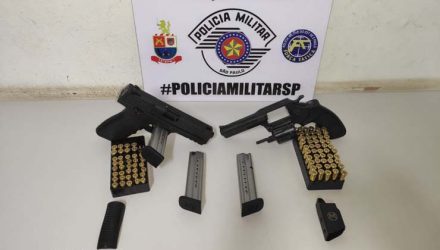 Armas de fogo e munições foram apreendidas pela PM — Foto: Polícia Militar.