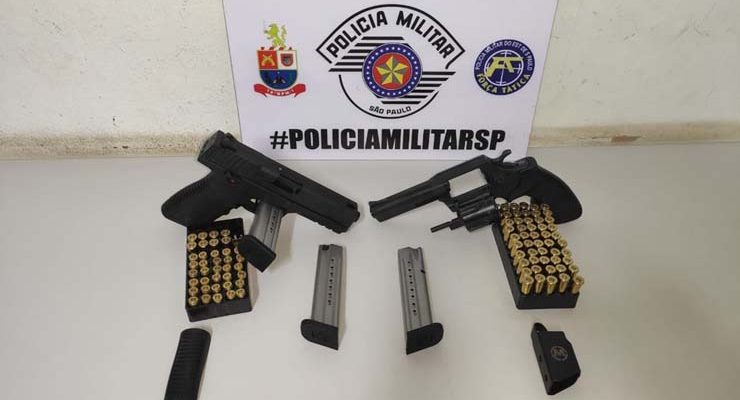 Armas de fogo e munições foram apreendidas pela PM — Foto: Polícia Militar.