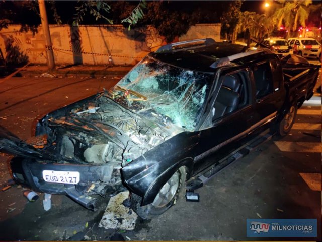 Caminhonete do acusado foi destruída pela população revoltada. Foto: DIVULGAÇÃO