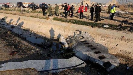 Destroços de avião ucraniano são vistos em Shahedshahr, sudoeste da capital Teerã, no Irã — Foto: Ebrahim Noroozi/AP.