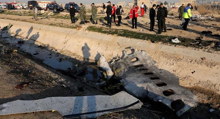 Destroços de avião ucraniano são vistos em Shahedshahr, sudoeste da capital Teerã, no Irã — Foto: Ebrahim Noroozi/AP.