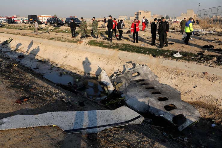 Destroços de avião ucraniano são vistos em Shahedshahr, sudoeste da capital Teerã, no Irã — Foto: Ebrahim Noroozi/AP.