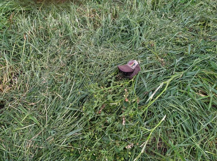 Boné e roupas encontradas junto ao corpo ajudaram a identificar a vítima — Foto: Polícia Militar/Cedida.