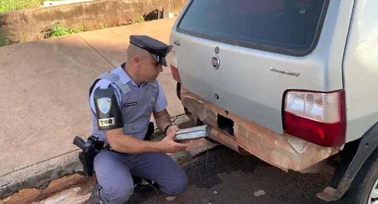 PM mostra fundo falso onde estavam tijolos de crack apreendidos em Ribeirão Preto — Foto: Polícia Militar/Divulgação.