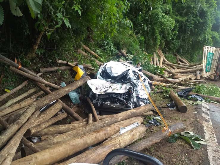 Carro foi destruído pelo impacto das toras de madeira que caíram do caminhão em Botucatu — Foto: Corpo de Bombeiros/Divulgação.