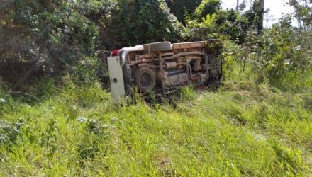 Caminhonete tomba após perseguição policial. Criminoso foi preso, em Campo Grande (MS). — Foto: Batalhão de Choque/Divulgação.