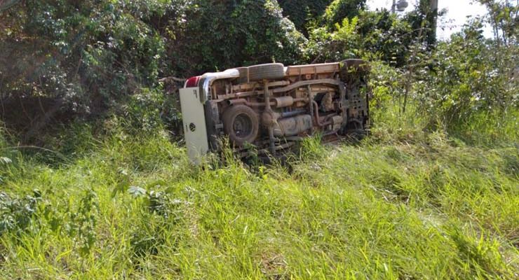 Caminhonete tomba após perseguição policial. Criminoso foi preso, em Campo Grande (MS). — Foto: Batalhão de Choque/Divulgação.