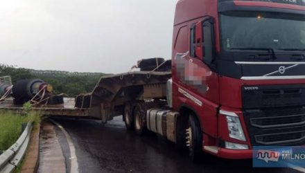 Carreta estava no acesso das rodovias Rondon para a Integração, quando escorreu e encravou na parte do aterro. Fotos: MANOEL MESSIAS/Agência