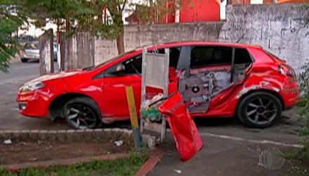 Carro em que os jovens estavam ficou com diversas marcas de tiros, em Mogi. — Foto: Reprodução/TV Diário.