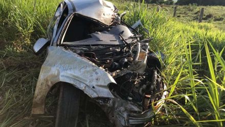 Carro que a vítima dirigia ficou destruído — Foto: PM de Primavera do Leste-MT.