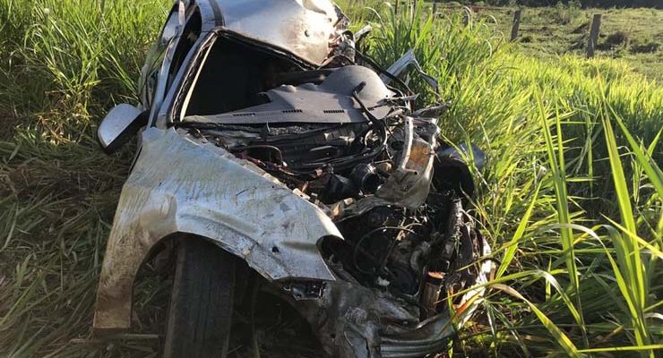 Carro que a vítima dirigia ficou destruído — Foto: PM de Primavera do Leste-MT.