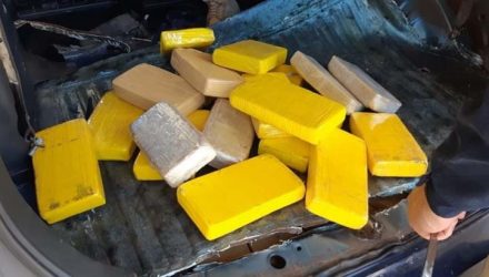 Tabletes com pasta base e cloridrato de cocaína que totalizaram 71 quilos da droga que foi encontrada em fundo falso de minivan de casal de paraguaios — Foto: PRF/Divulgação.