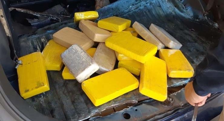 Tabletes com pasta base e cloridrato de cocaína que totalizaram 71 quilos da droga que foi encontrada em fundo falso de minivan de casal de paraguaios — Foto: PRF/Divulgação.